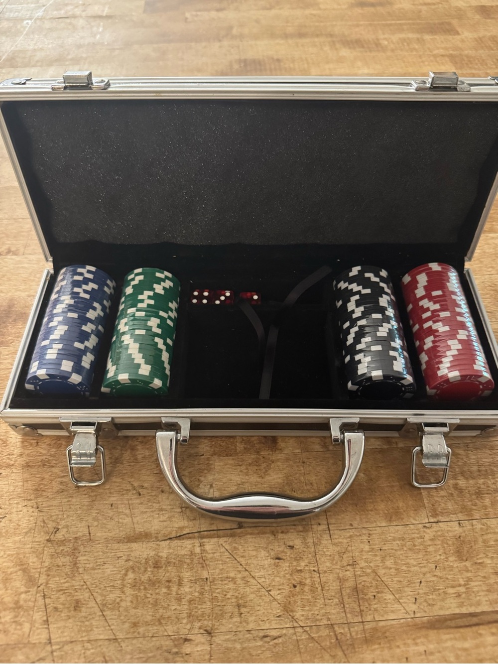 Portable Poker Chip Set 100 chips